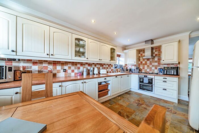 4 Bedroom Detached House For Sale In Ashley Road, Farnborough, GU14