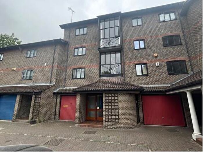 2 Bedroom Flat For Sale In Bridge House Quay, London, E14