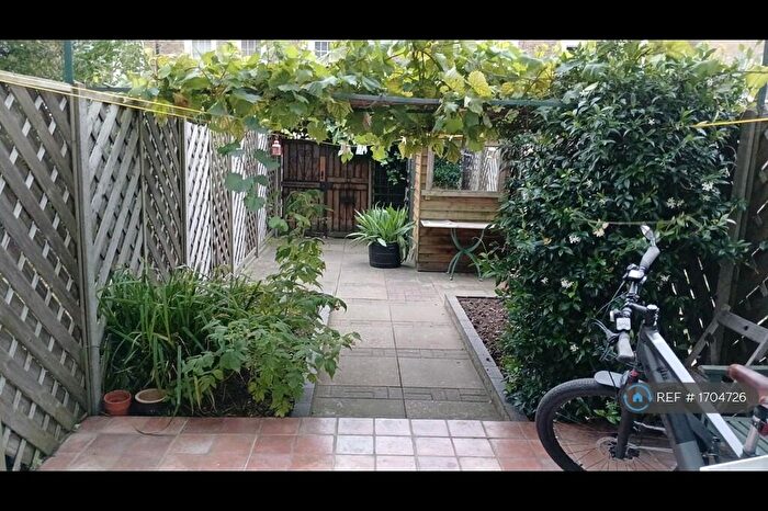 3 Bedroom Maisonette To Rent In Troon House, London, E1