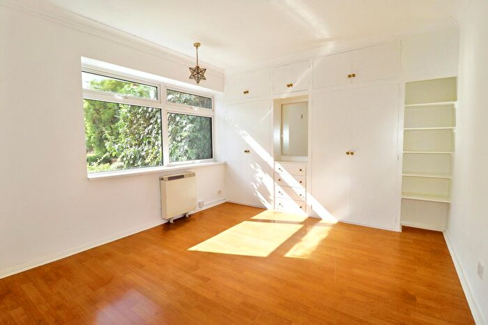 2 Bedroom Flat For Sale In Esher Road, Walton-On-Thames, KT12