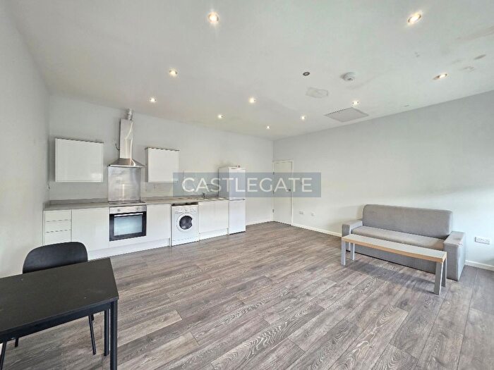 1 Bedroom Flat To Rent In Bath Street, Huddersfield, West Yorkshire, HD1