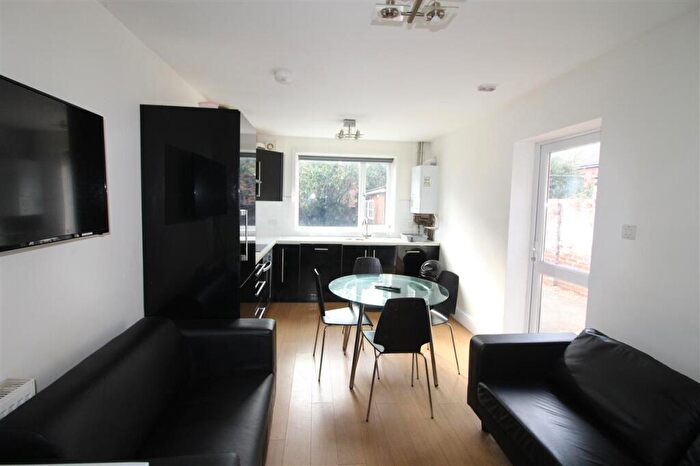 5 Bedroom Semi-Detached House To Rent In Devonshire Road, Southampton, SO15