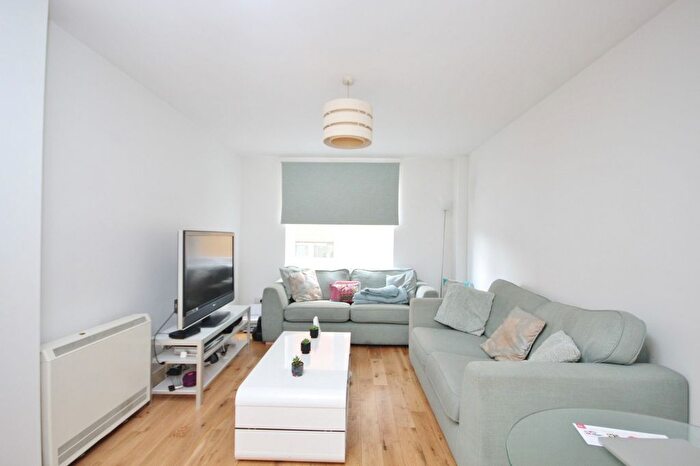 1 Bedroom Flat To Rent In Skyline Plaza Building, Commercial Road, London, E1