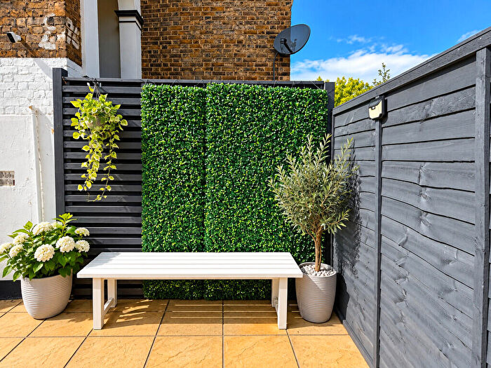 1 Bedroom Maisonette For Sale In Lower Addiscombe Road, Croydon, CR0