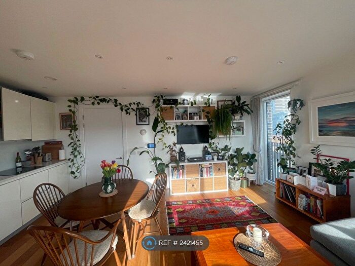 2 Bedroom Flat To Rent In Lucan Path, London, N1