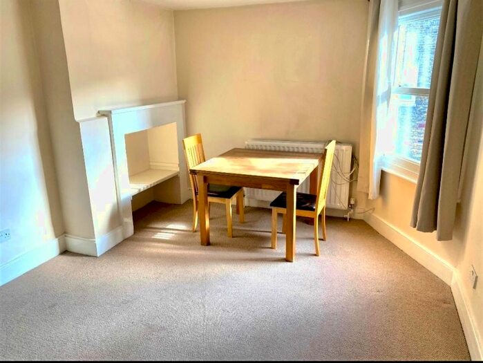 2 Bedroom Flat To Rent In Comyn Road, London, SW11