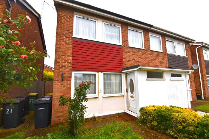 3 Bedroom Semi-Detached House For Sale In Cornwall Gardens, Rochford, SS4