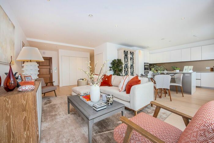 3 Bedroom Flat To Rent In Pinewood Gardens, Teddington, TW11