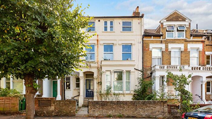 2 Bedroom Flat For Sale In Dunsmure Road, London, N16