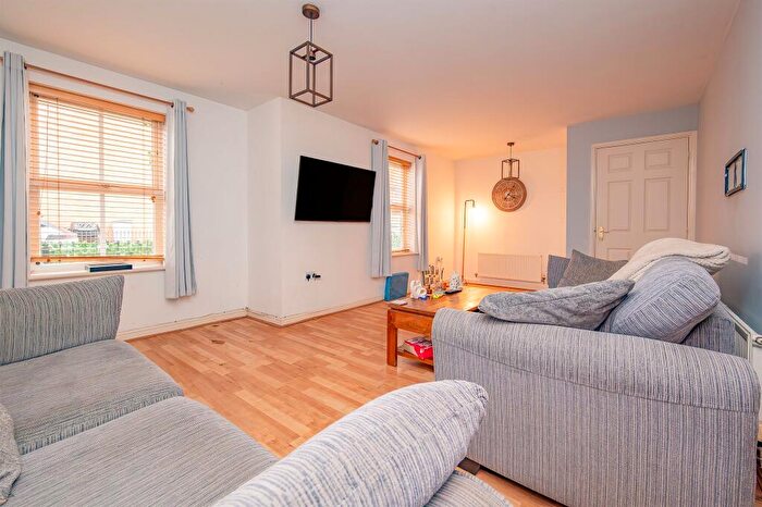 2 Bedroom Flat For Sale In Teasel Drive, Desborough, Kettering, NN14