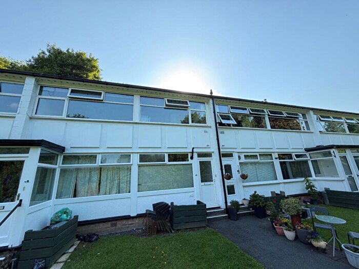 2 Bedroom Flat To Rent In Hillside Court, Leeds, West Yorkshire, Uk, LS7