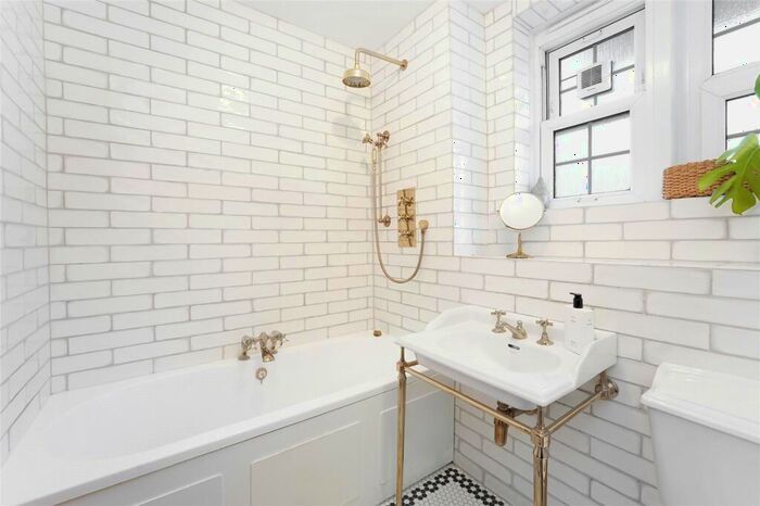 3 Bedroom Apartment To Rent In Usk Road, London, SW11