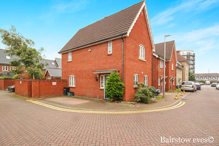 3 Bedroom House To Rent In Royal Crescent, IG2