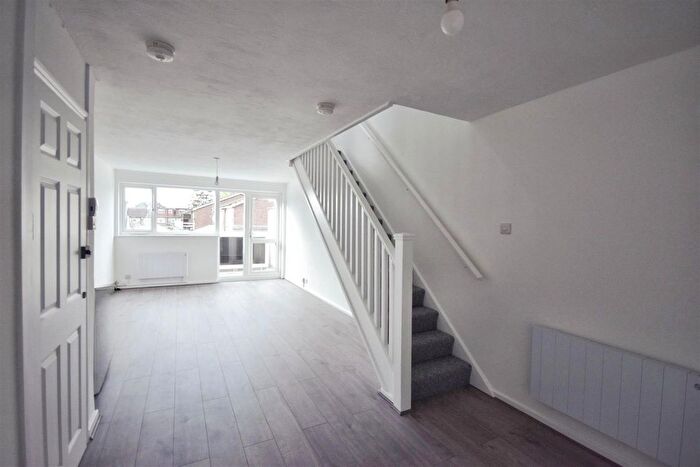 2 Bedroom Maisonette To Rent In Turners Hill, Cheshunt, Waltham Cross, EN8