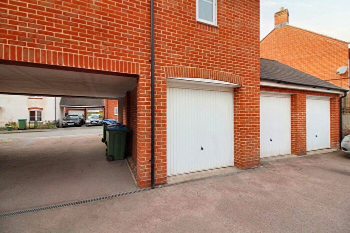 2 Bedroom Coach House For Sale In Ossulbury Lane, Aylesbury, HP19