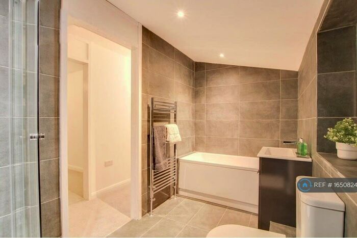 5 Bedroom End Of Terrace House To Rent In Chevers Pawen, Basildon, SS13