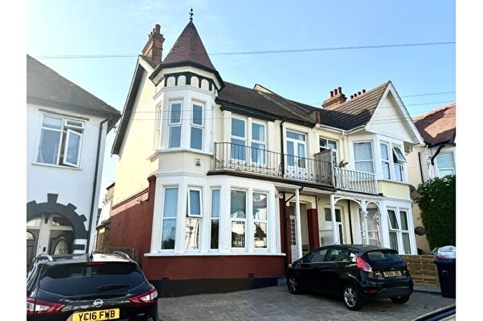 2 Bedroom Flat To Rent In Pembury Road, Westcliff-on-Sea, Southend-on-Sea, SS0