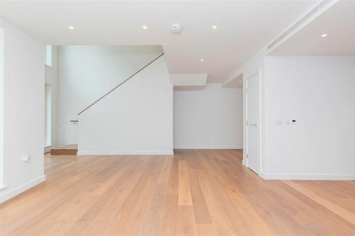 2 Bedroom Flat To Rent In Postmark, Phoenix Place, WC1X