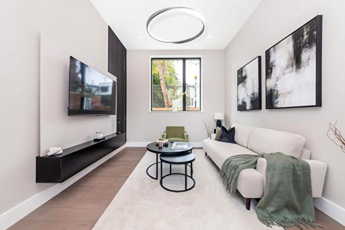 3 Bedroom Property For Sale In Hermitage Place, SE19