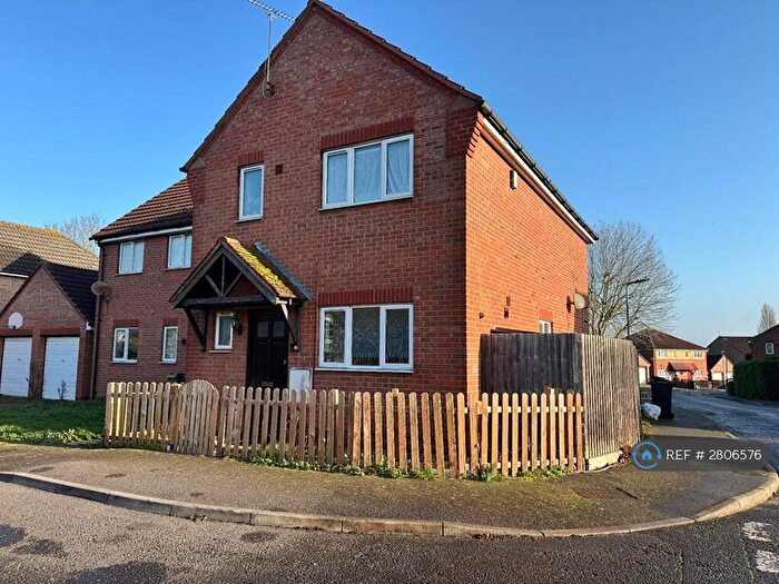 3 Bedroom Semi-Detached House To Rent In St Johns Close, Basildon, SS15