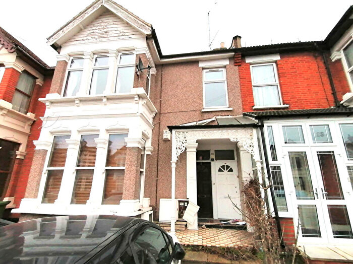 2 Bedroom Flat To Rent In Warwick Gardens, Ilford, Essex, IG1