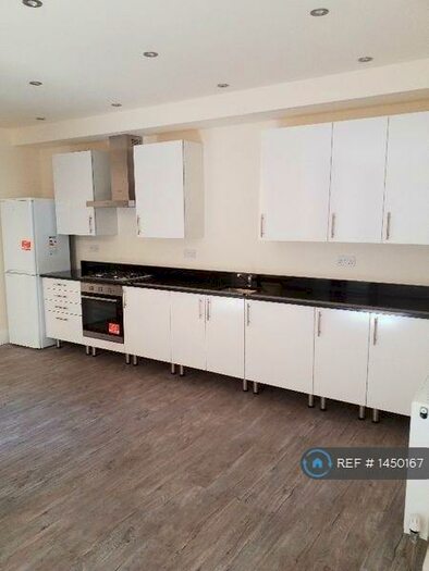 2 Bedroom Flat To Rent In South Street, Romford, Essex, RM1
