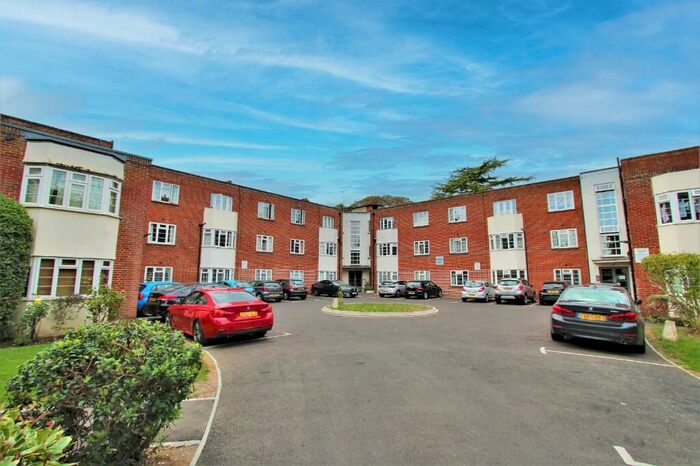 3 Bedroom Apartment To Rent In Coley Avenue, Reading, Berkshire, RG1