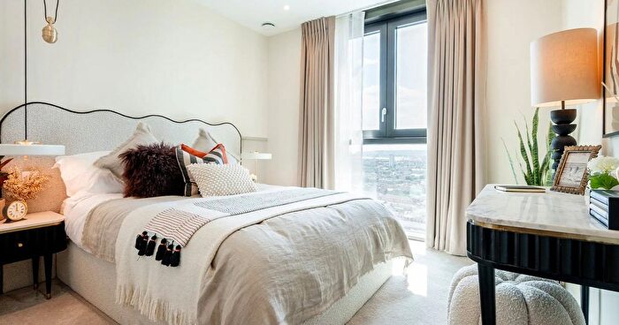 3 Bedroom Flat To Rent In Twelvetrees Park, West Ham, E15