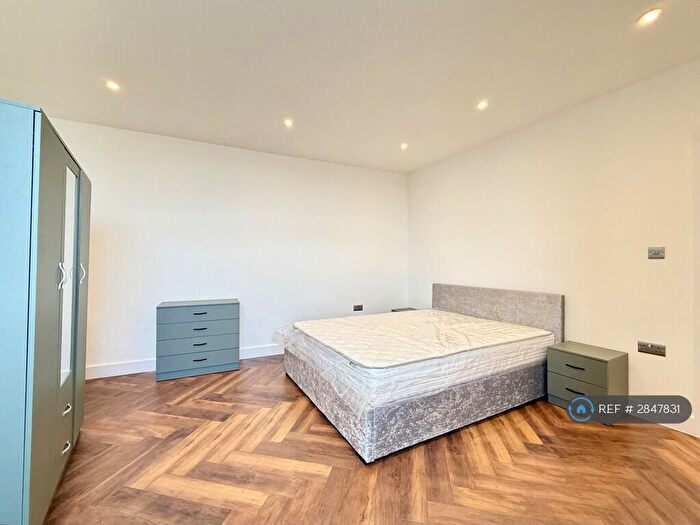 2 Bedroom Flat To Rent In Rushey Green, London, SE6