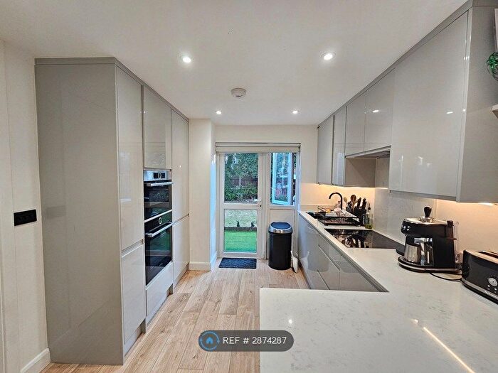 2 Bedroom Flat To Rent In Hazel Way, London, SE1