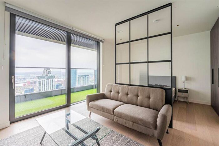 Apartment To Rent In Hobart Building, Wards Place, E14