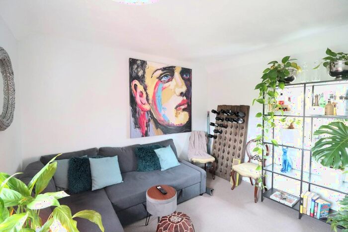 2 Bedroom Flat To Rent In Gryms Dyke, Great Missenden, HP16