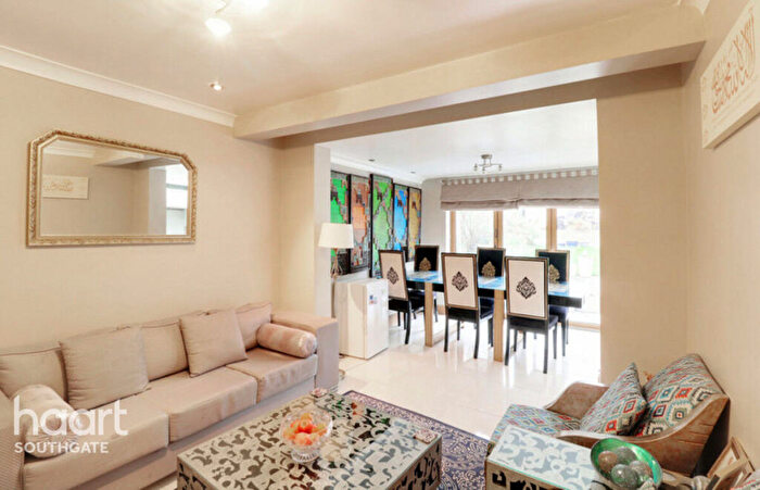 3 Bedroom End Of Terrace House For Sale In Ferney Road, Barnet, EN4