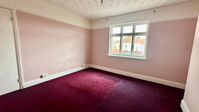 2 Bedroom Flat For Sale In Crabtree Lane, Lancing, BN15