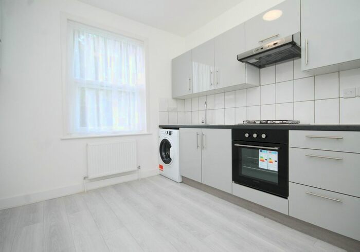 1 Bedroom Flat To Rent In Dongola Road, Seven Sisters, N17