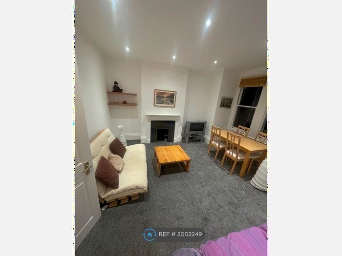 3 Bedroom Flat To Rent In Himley Road, London, SW17