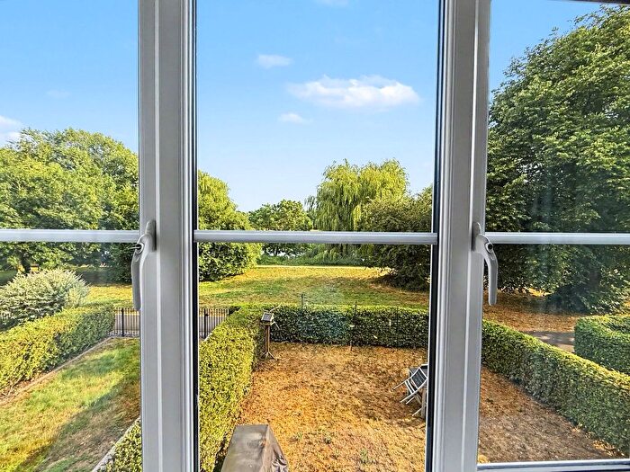 2 Bedroom Flat For Sale In Pottle Walk, Wimborne, BH21