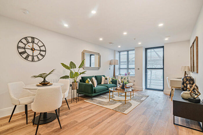 3 Bedroom Flat For Sale In Church Grove, Kingston Upon Thames, KT1