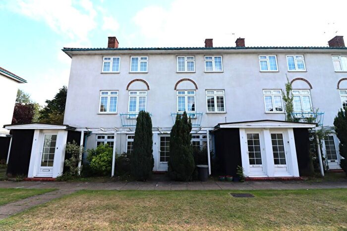 2 Bedroom Ground Maisonette To Rent In Ewell Road, Surbiton, KT6