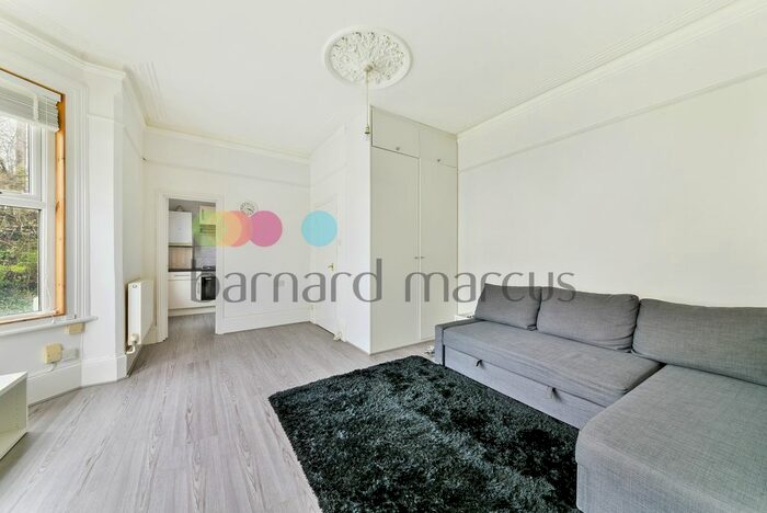 Studio To Rent In Dornton Road, South Croydon, CR2