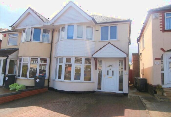 3 Bedroom Semi-Detached House To Rent In Mildenhall Road, Great Barr, Birmingham, West Midlands, B42