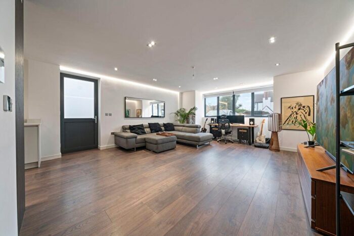 3 Bedroom Apartment To Rent In Sharel Court, The Ridgeway, London, NW11