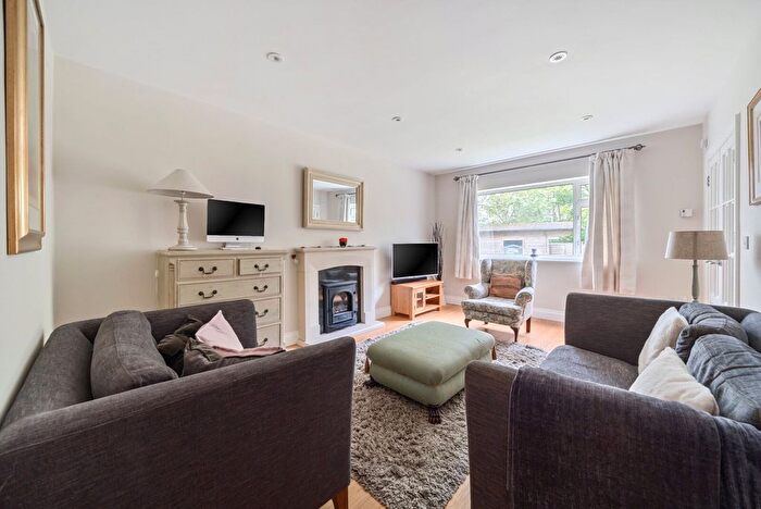 5 Bedroom Detached House For Sale In Cranmer Close, Weybridge, KT13