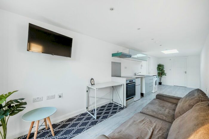 Studio To Rent In Popes Lane, London, W5