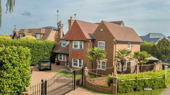 5 Bedroom Detached House To Rent In St. James Road, Goffs Oak, EN7