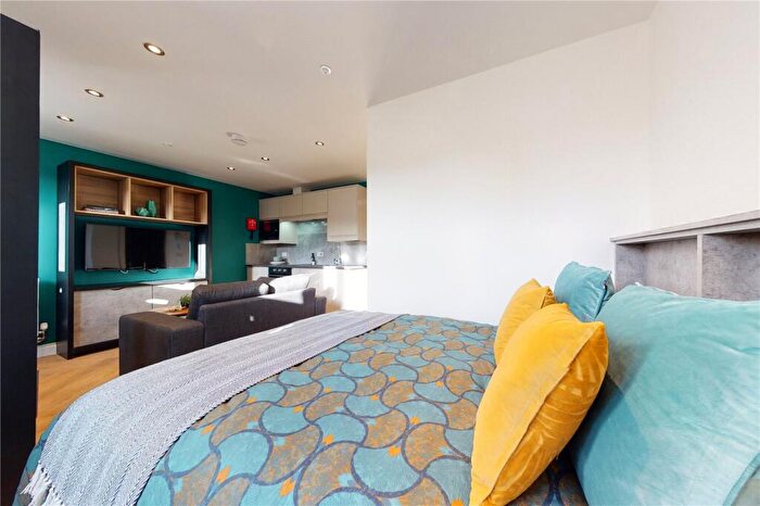 Apartment To Rent In Apt, South Parade #, LS1