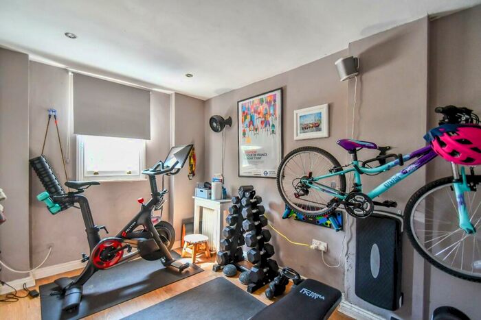 3 Bedroom Detached House For Sale In Carlton Drive, Leigh-On-Sea, SS9