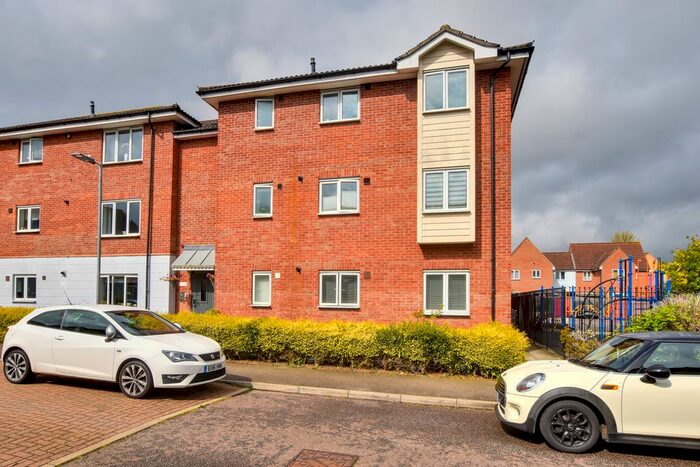 2 Bedroom Flat For Sale In Willow Road, Dunmow, CM6