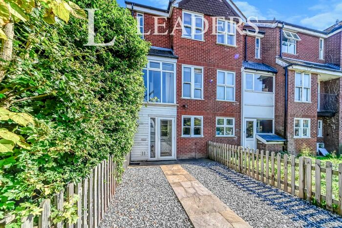 3 Bedroom Town House To Rent In Shakespeare Road, Bedford, MK40