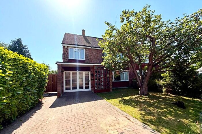 4 Bedroom Semi-Detached House To Rent In Chertsey, Surrey, KT16